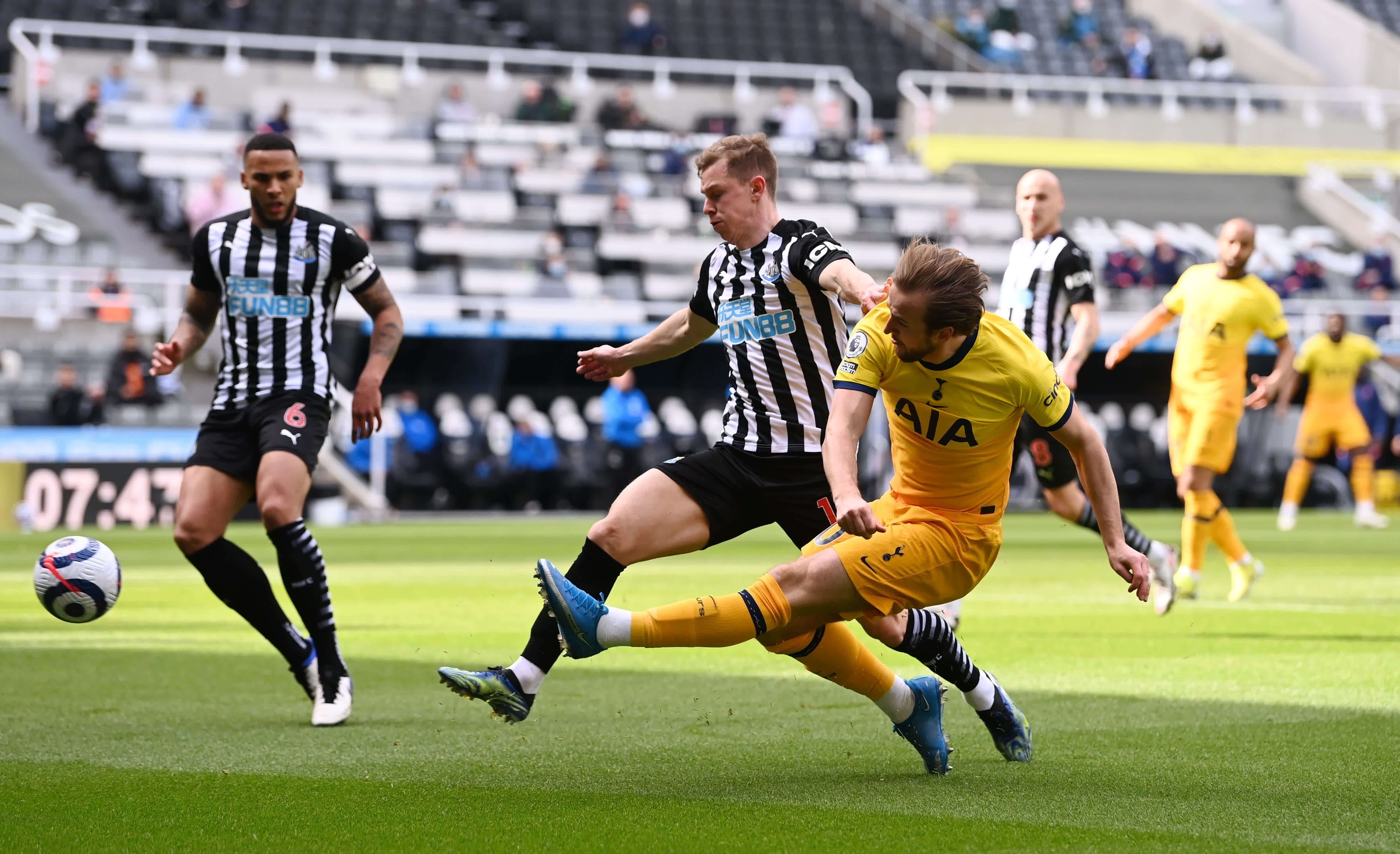 2025届双星！76人官媒晒出弗拉格与埃奇库姆交换球衣合影（2025届双子星同框！76人官媒发布弗拉格与埃奇库姆互换球衣合照）